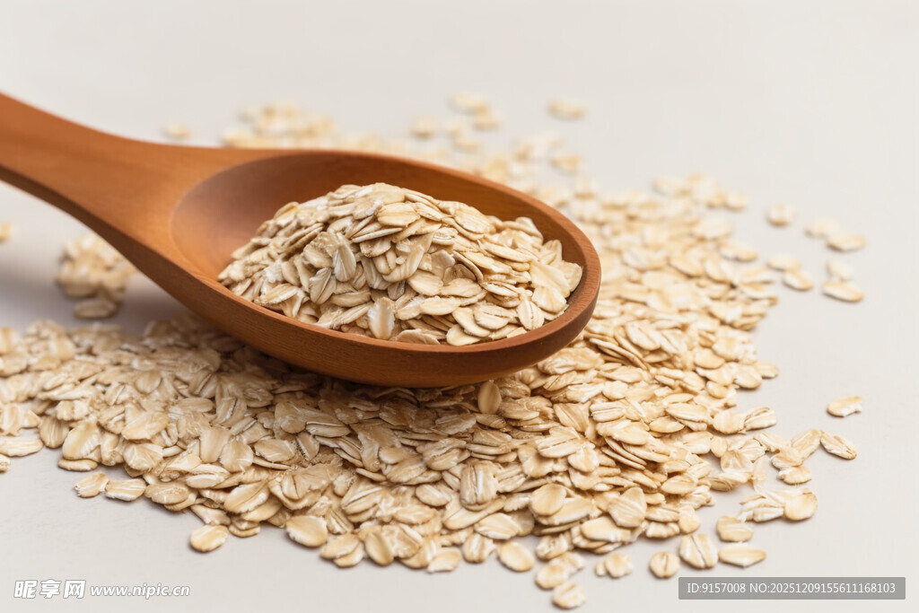 木勺中的燕麦片散落