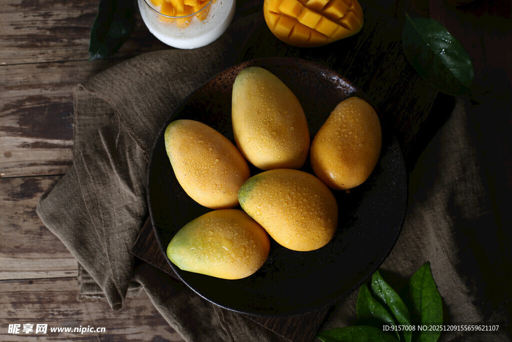 木盘上的新鲜金黄芒果