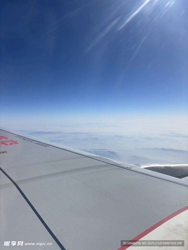 飞机机翼上的蓝天美景