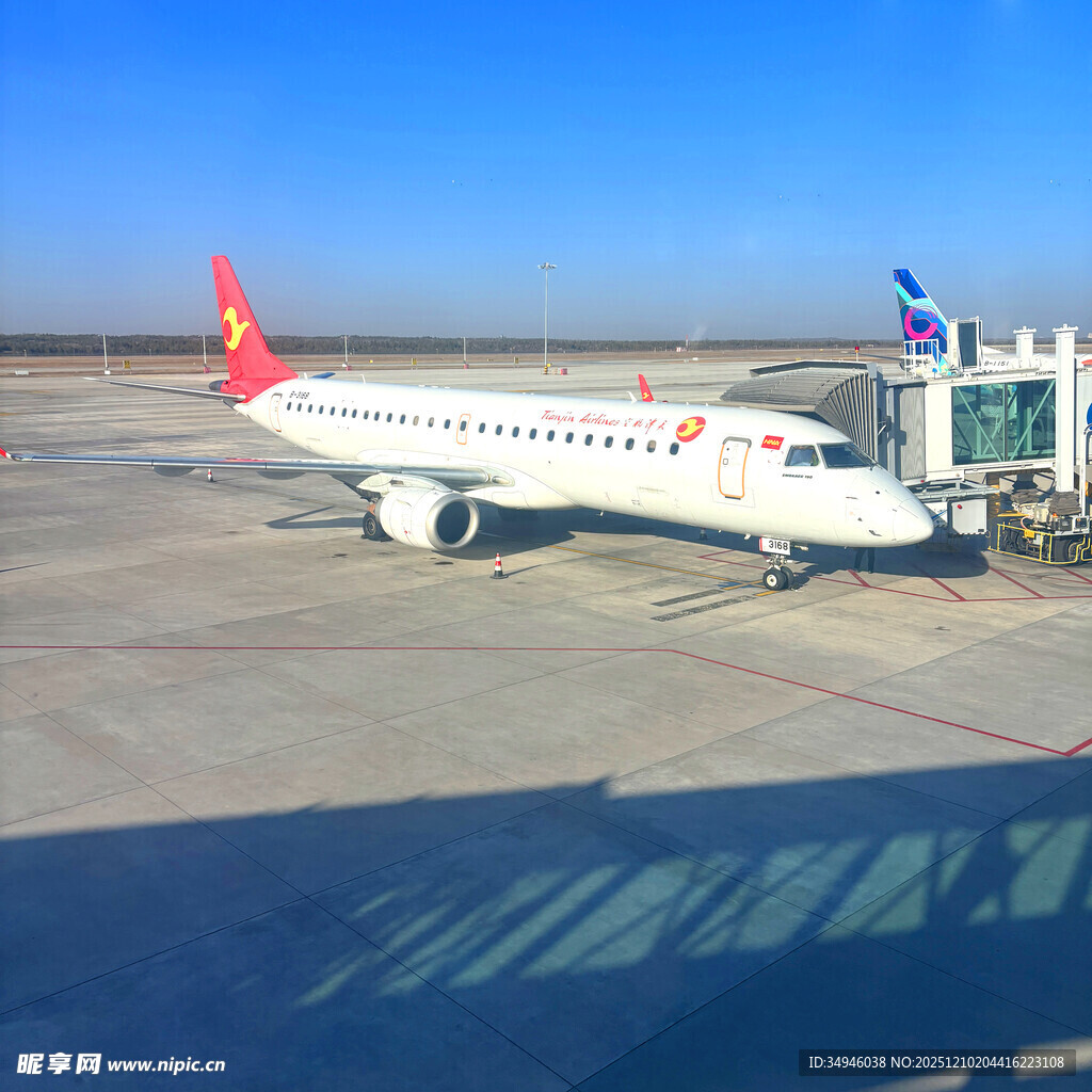 机场停靠的客机