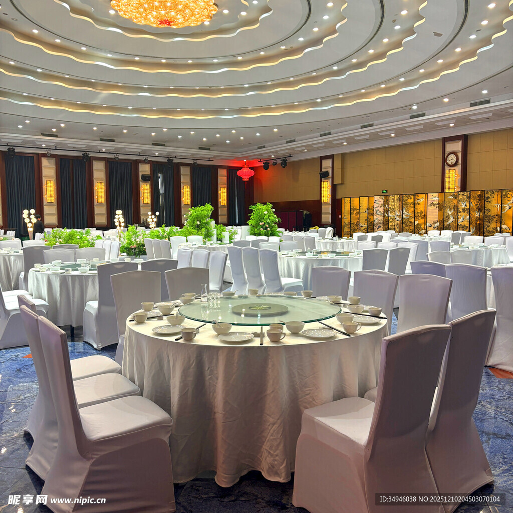 豪华宴会厅内的精致宴会布置