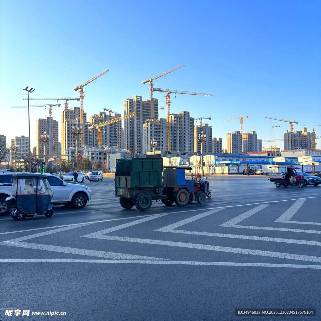 城市建筑工地外的停车场景