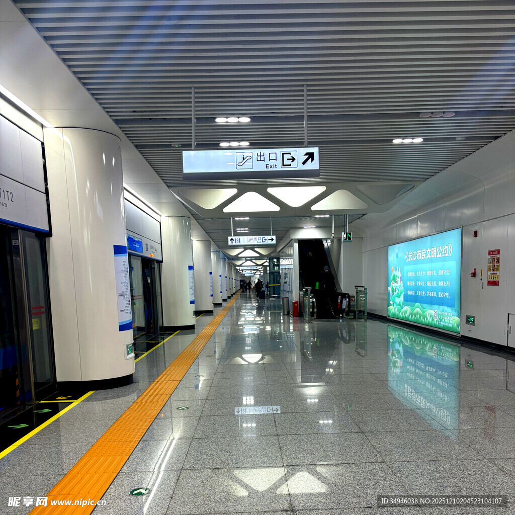 现代宽敞的地铁通道空间