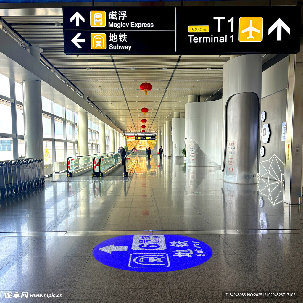 机场候机厅内的指示标识
