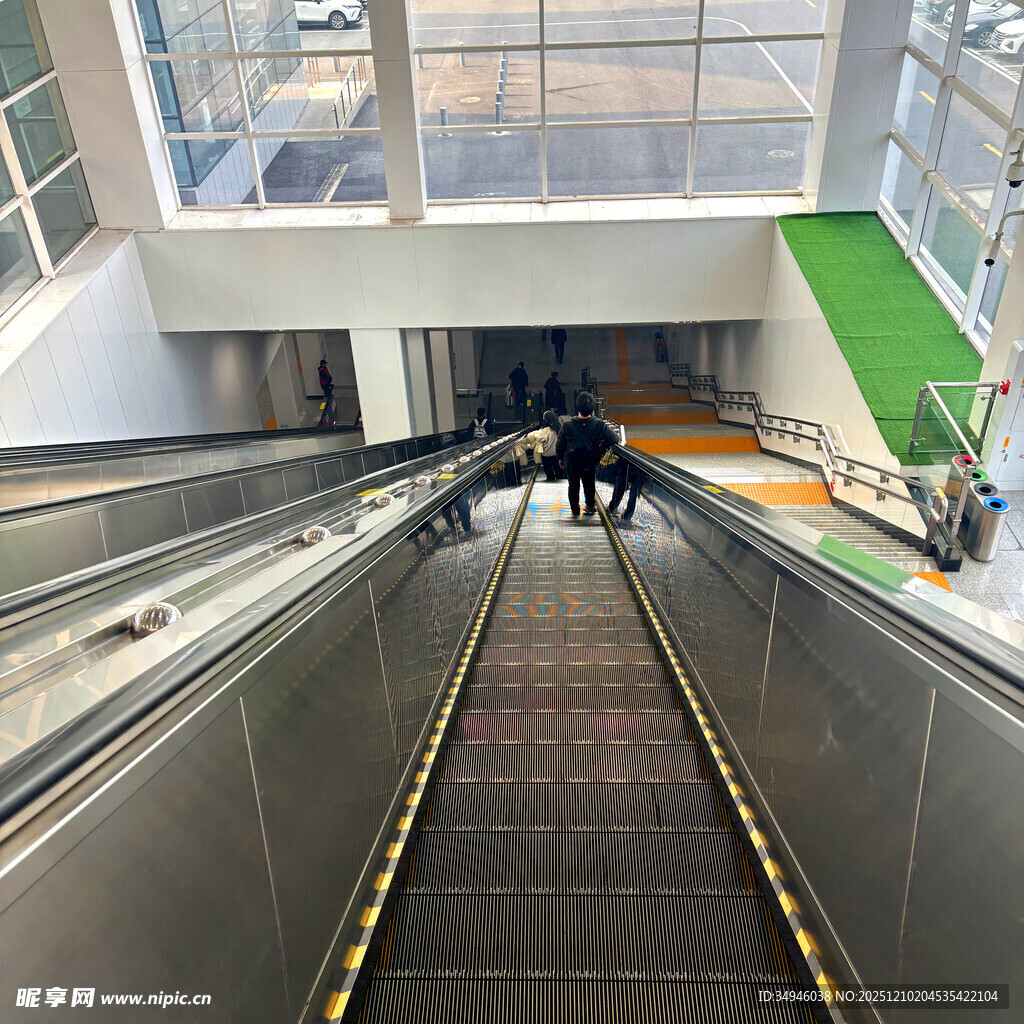 商场内的自动扶梯场景