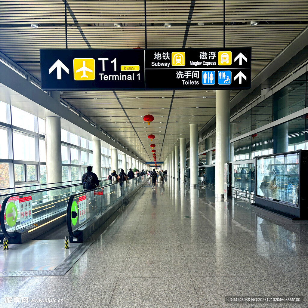 机场大厅内的旅客与指示牌