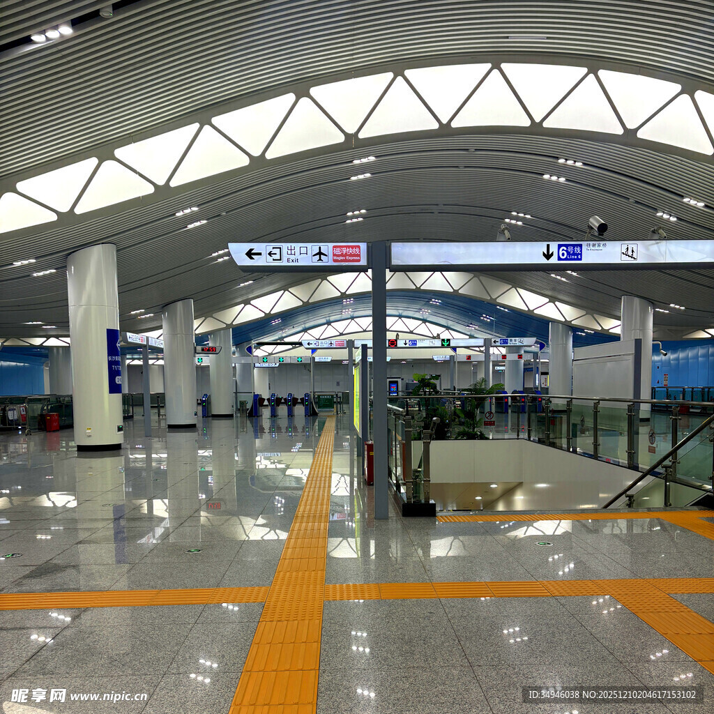 现代化机场候机大厅内部