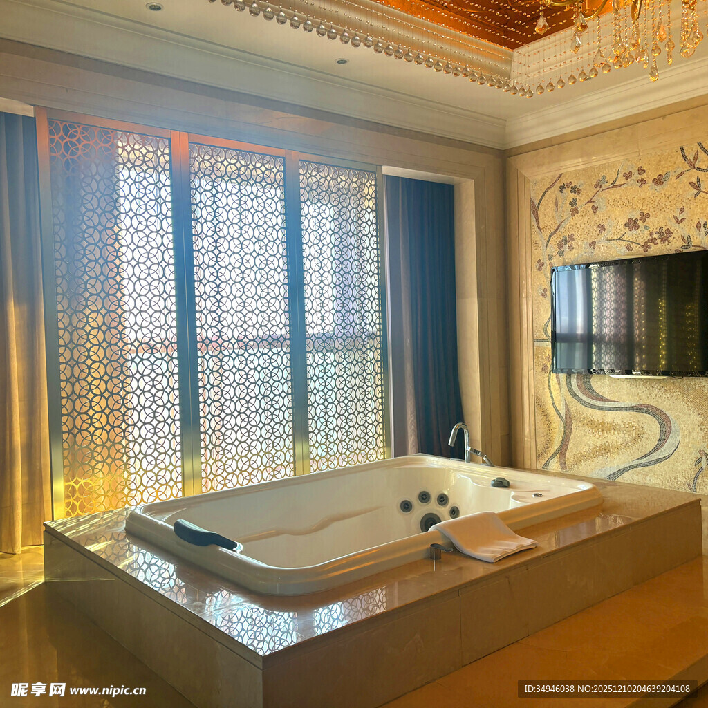 豪华浴室中的精致浴缸