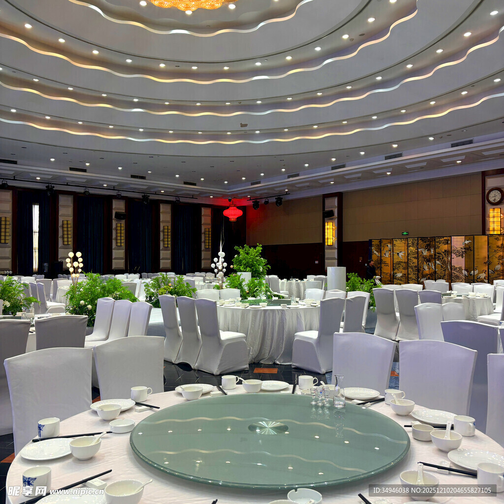 豪华宴会厅内的精致布置