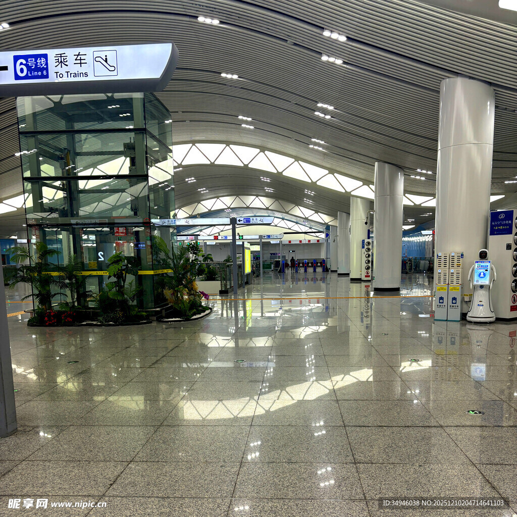 宽敞明亮的现代化机场大厅