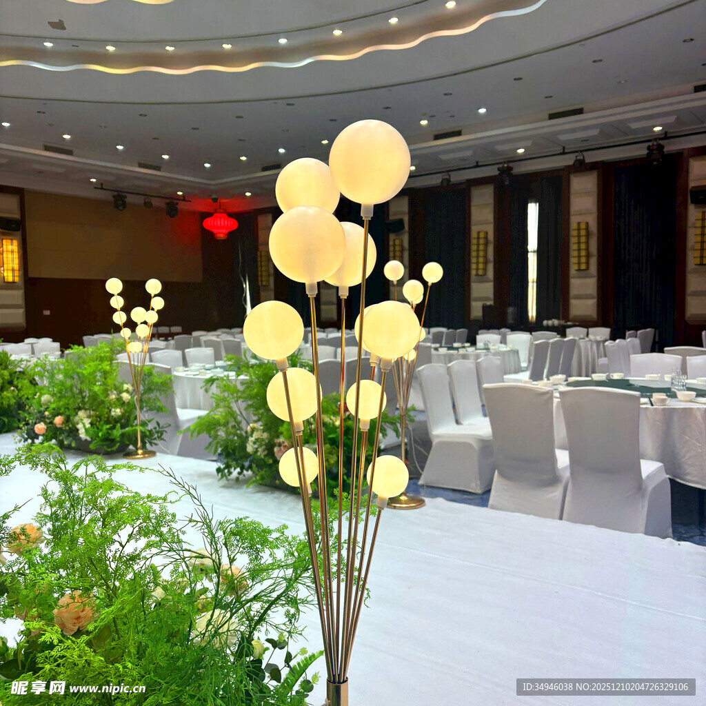 优雅会场中的精致花艺装饰