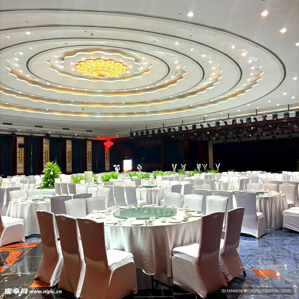 豪华宴会厅内的宴会布置