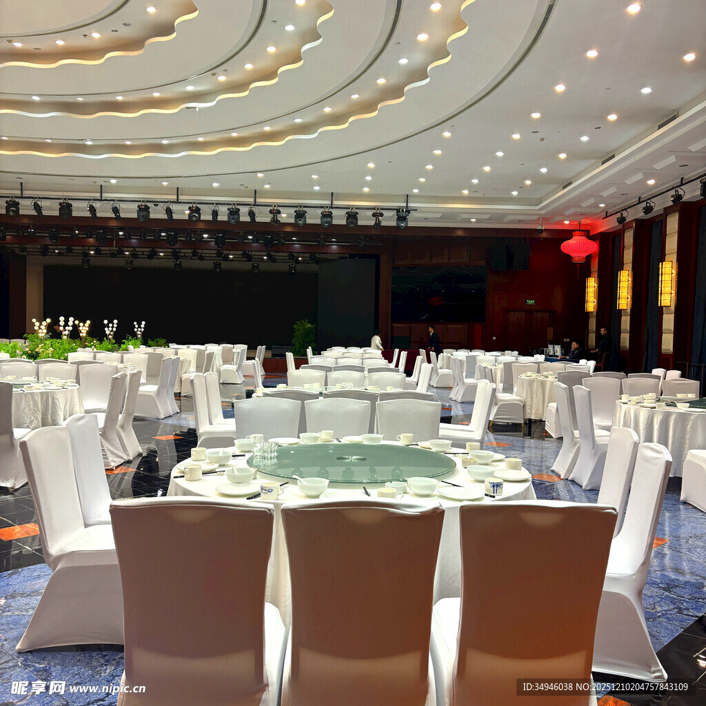 豪华宴会厅内的精致布置