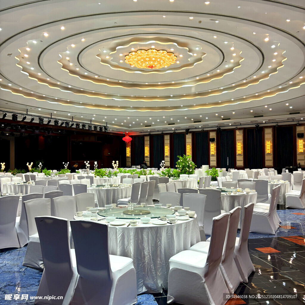 豪华宴会大厅布置精美