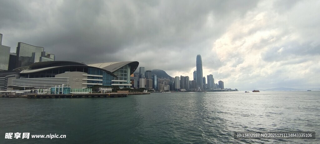 海滨城市天际线景观