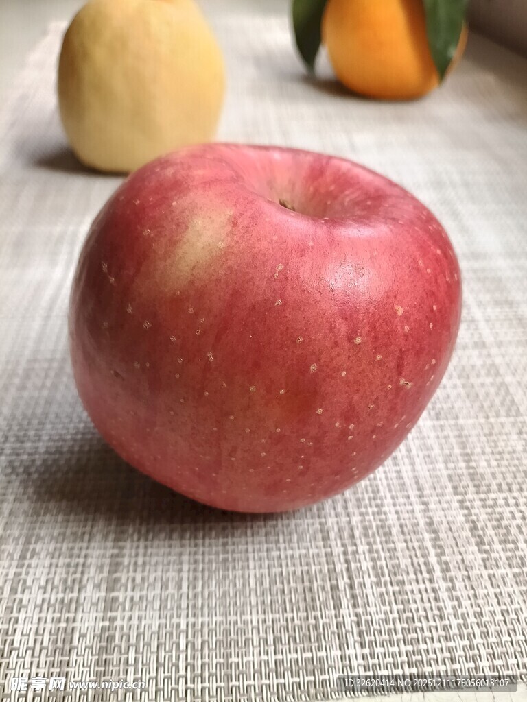 鲜红苹果