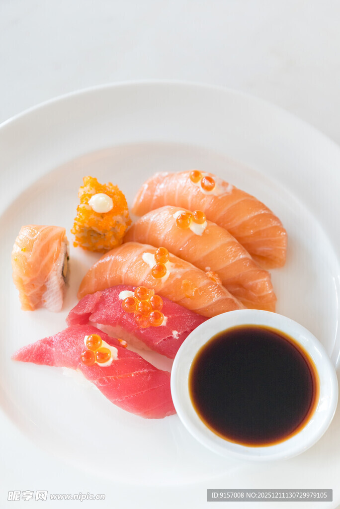 精致寿司拼盘配蘸料