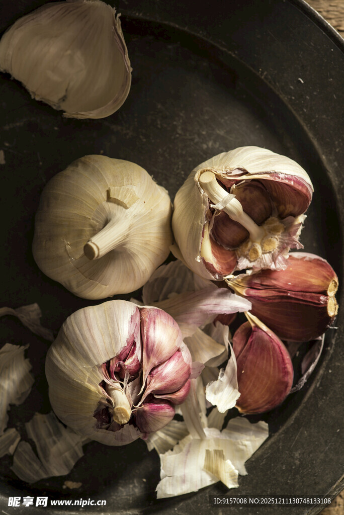 盘中剥开的新鲜大蒜