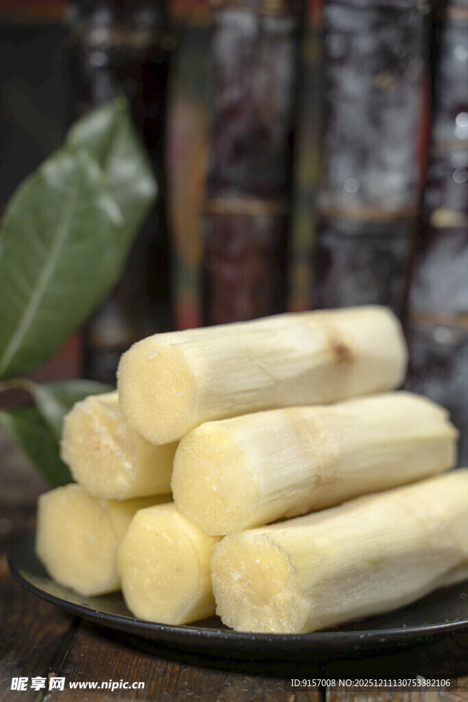 新鲜甘蔗整齐摆放在盘上