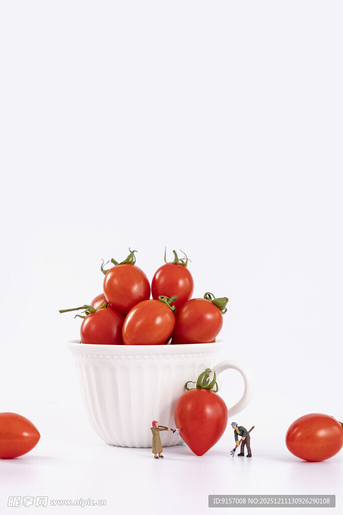 白杯盛放新鲜红草莓