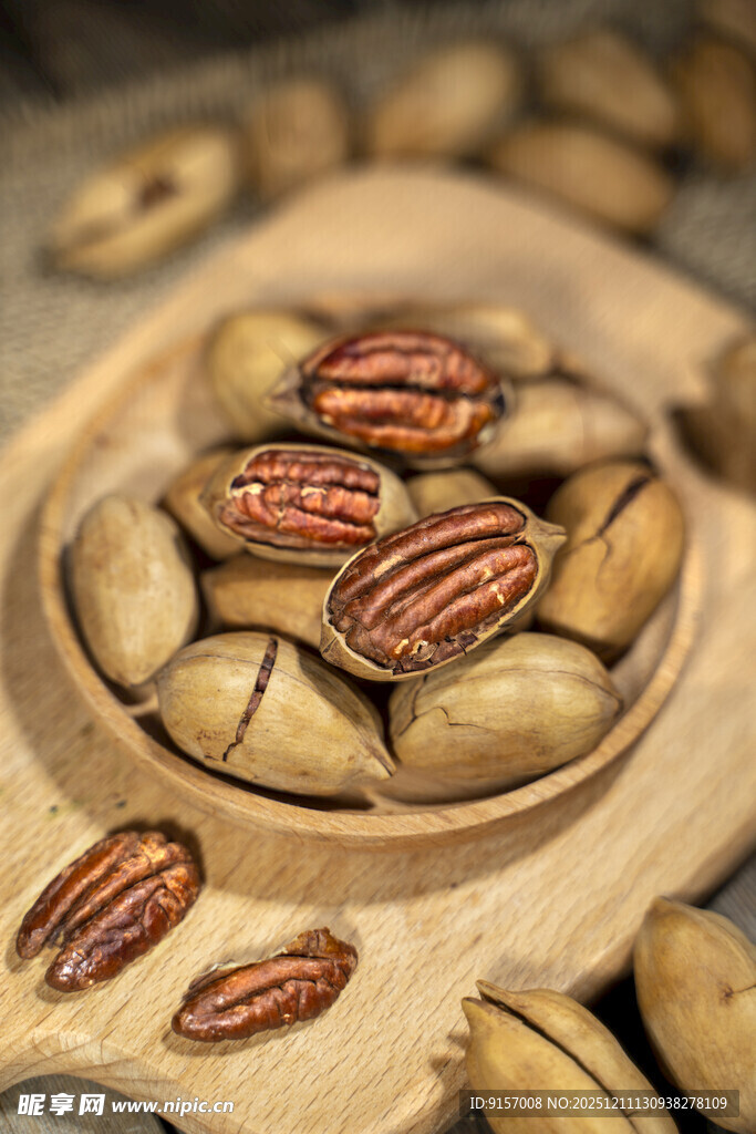 木盘里的美味碧根果