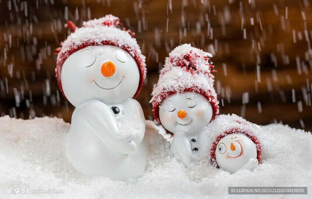 雪地中的可爱雪人一家