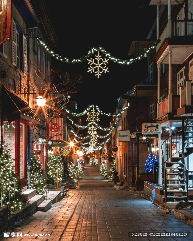 圣诞夜的璀璨街道