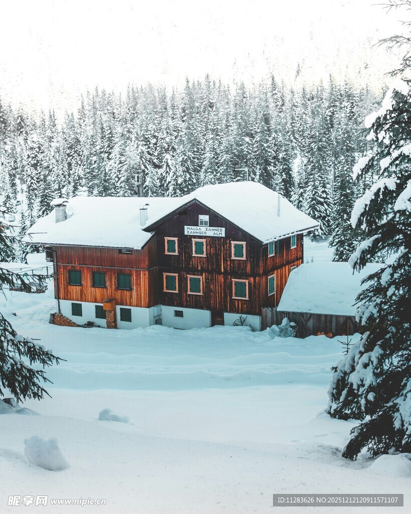 雪覆木屋