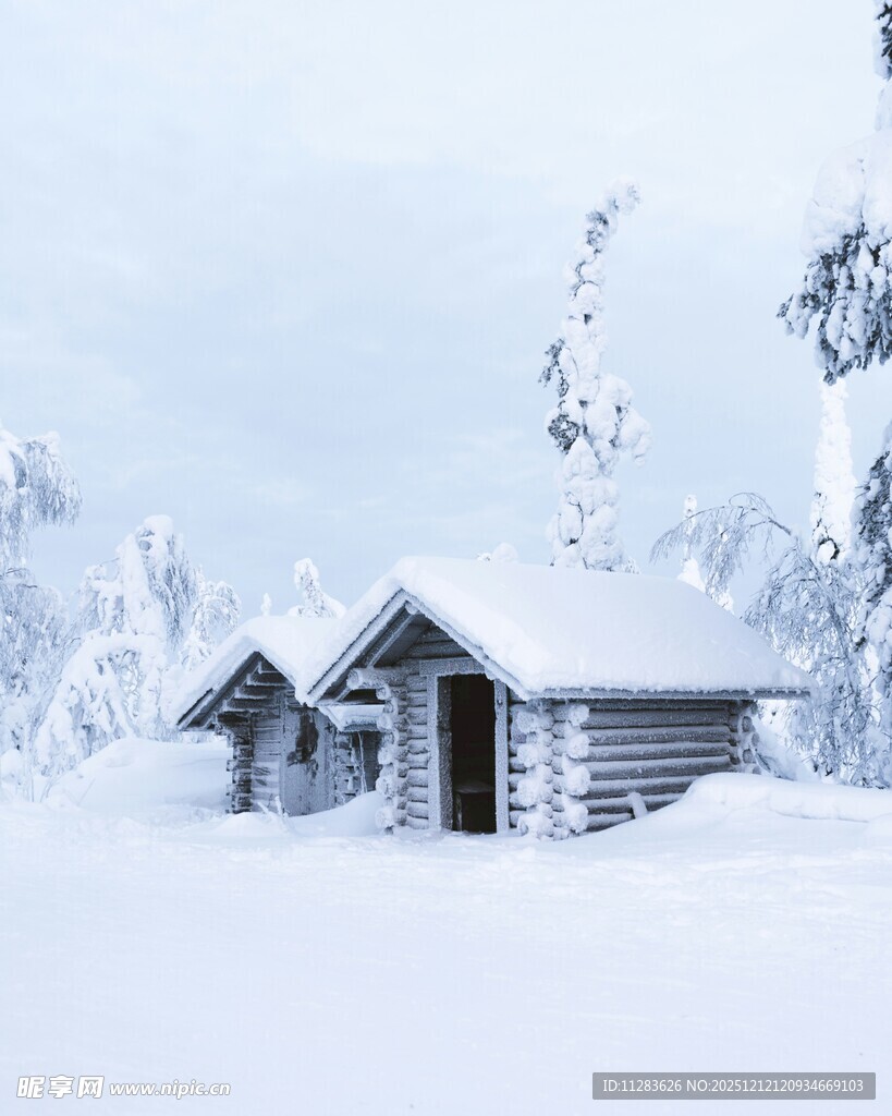 雪覆木屋的冬日静谧景象
