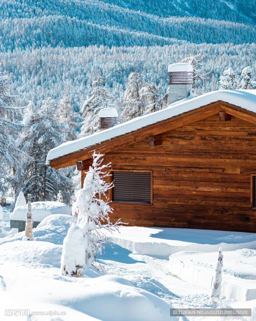 雪中山间木屋美景