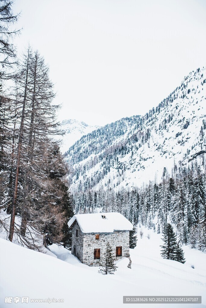 雪覆山间小屋