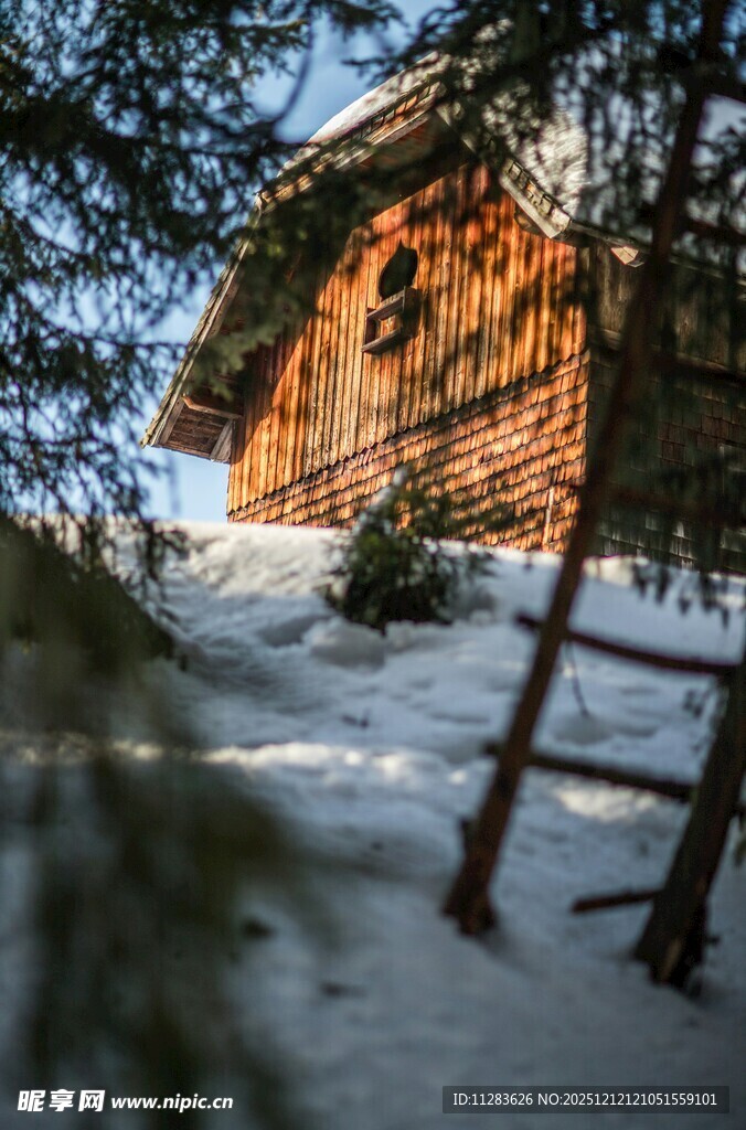 雪中山间木屋