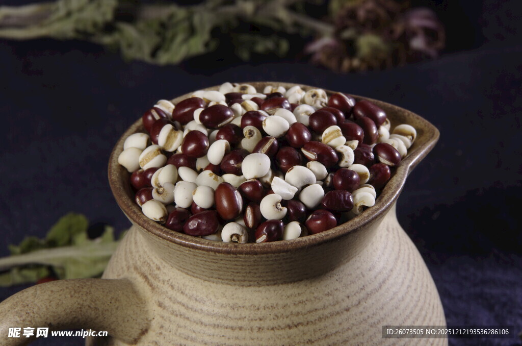 陶罐中的红豆薏米