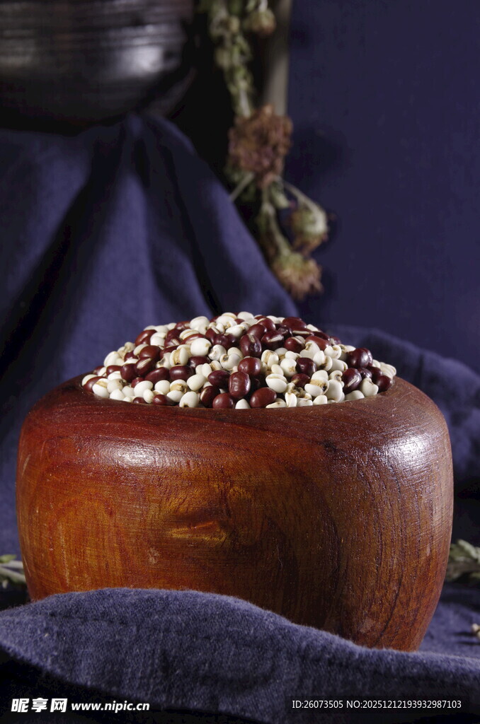 木碗盛的豆薏仁
