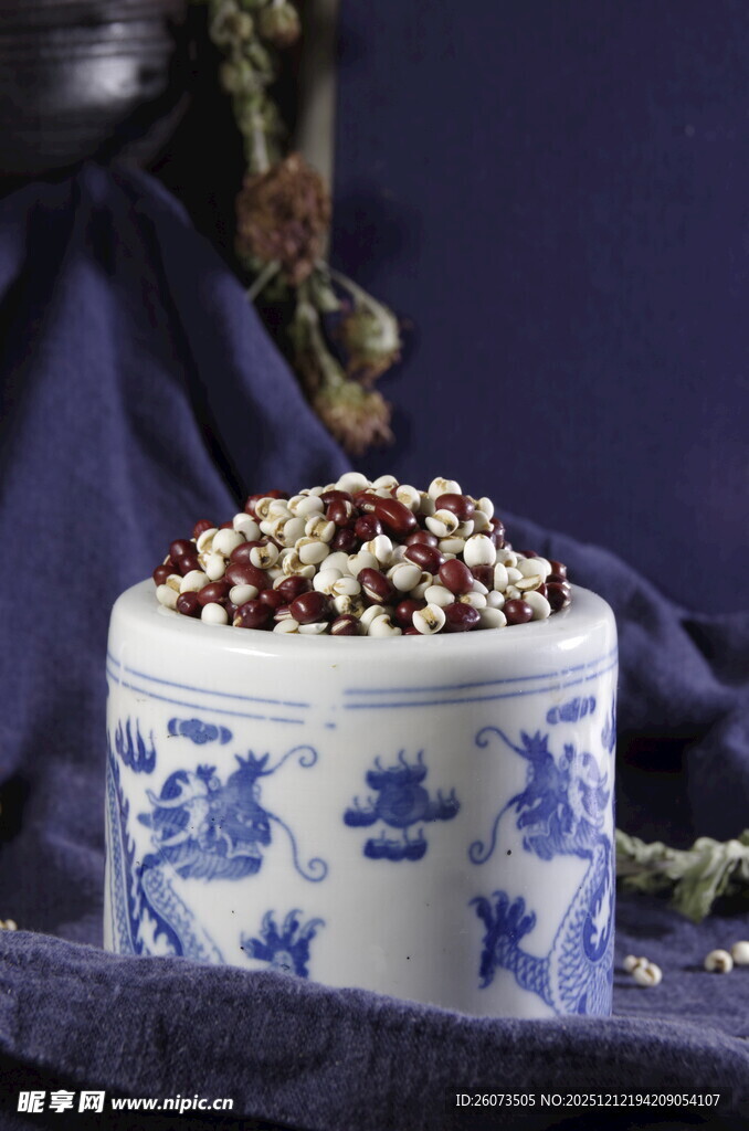 青花瓷罐盛的红豆薏仁