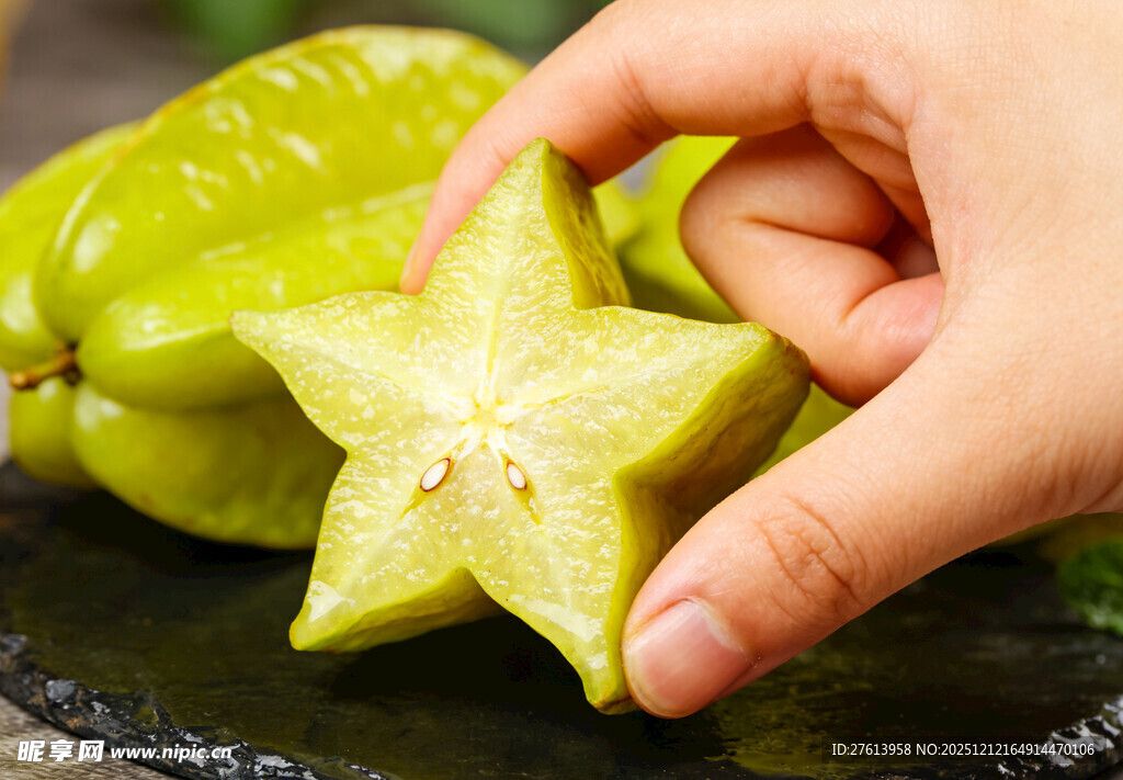 手拿五角星形状的杨桃