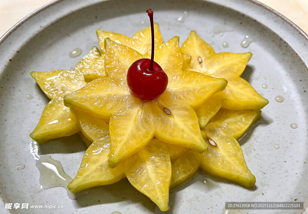 星形杨桃配樱桃摆盘