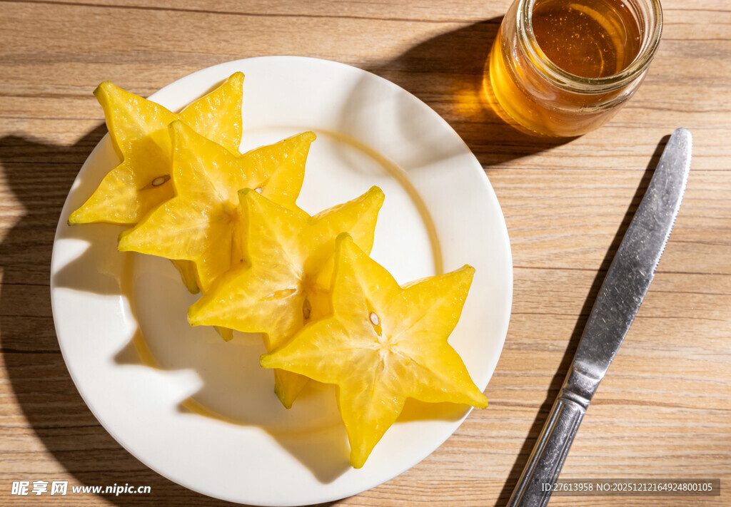 星形杨桃摆放在白色盘上