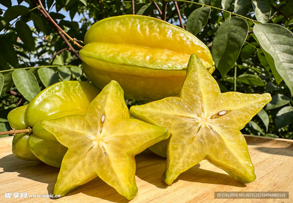 杨桃摆放在木桌上