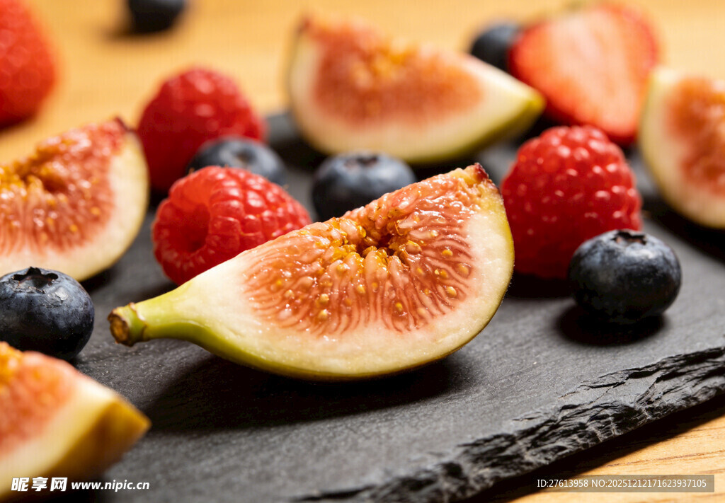 石板上的多彩新鲜水果