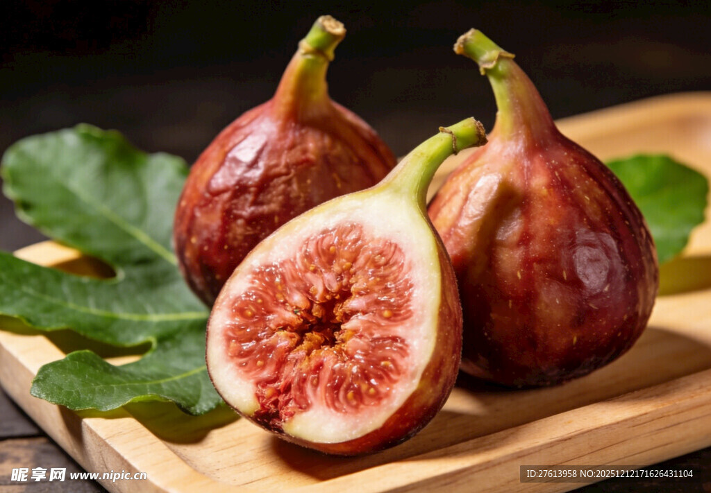 无花果摆放在木砧板上