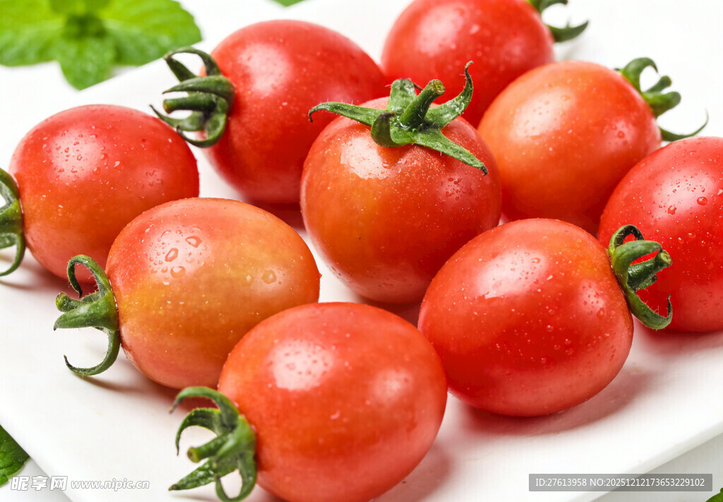 圣女果摆放在盘中