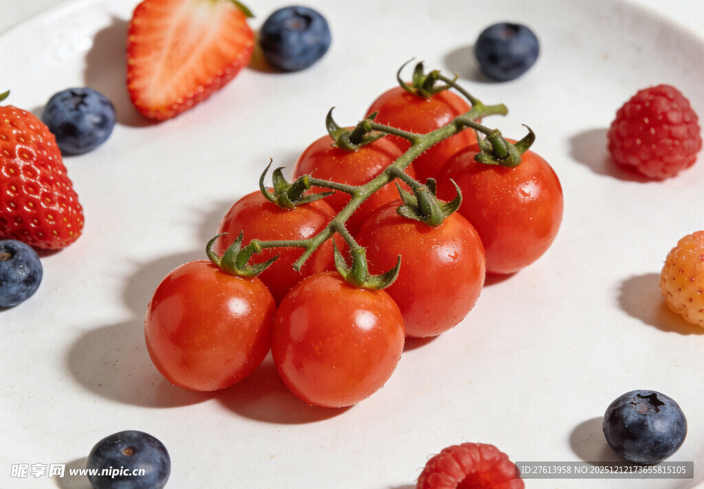 多彩浆果与圣女果组合