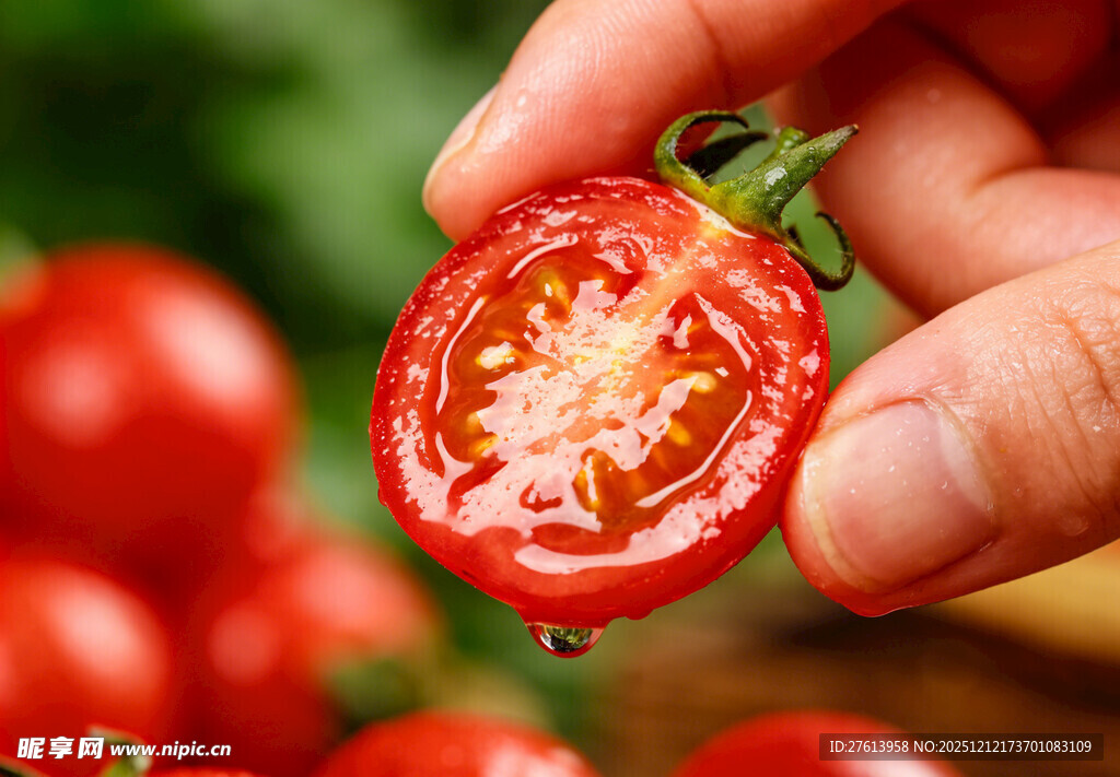 手拿切开的圣女果
