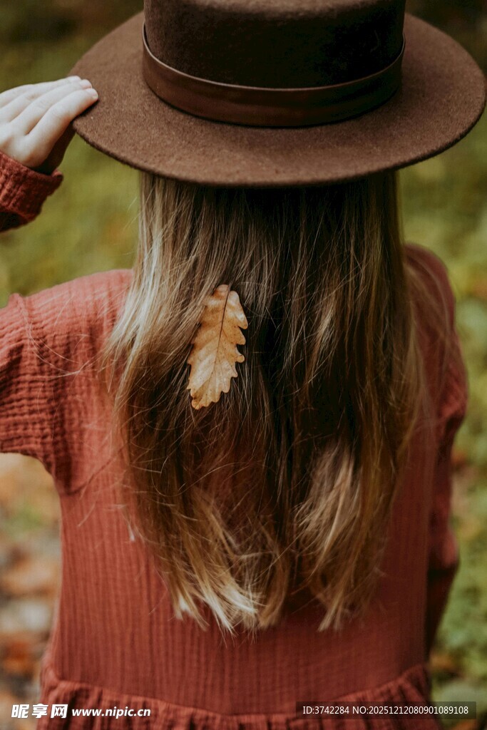 秋日戴帽女子背影