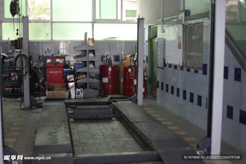 汽车维修车间内部场景