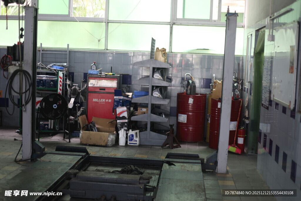 汽车维修车间内部场景