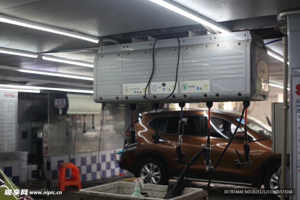 汽车在车间进行维修作业