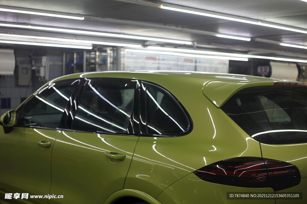 绿色汽车在室内进行贴膜