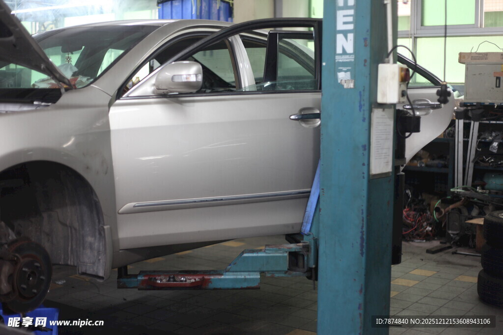 汽车维修车间内的车辆